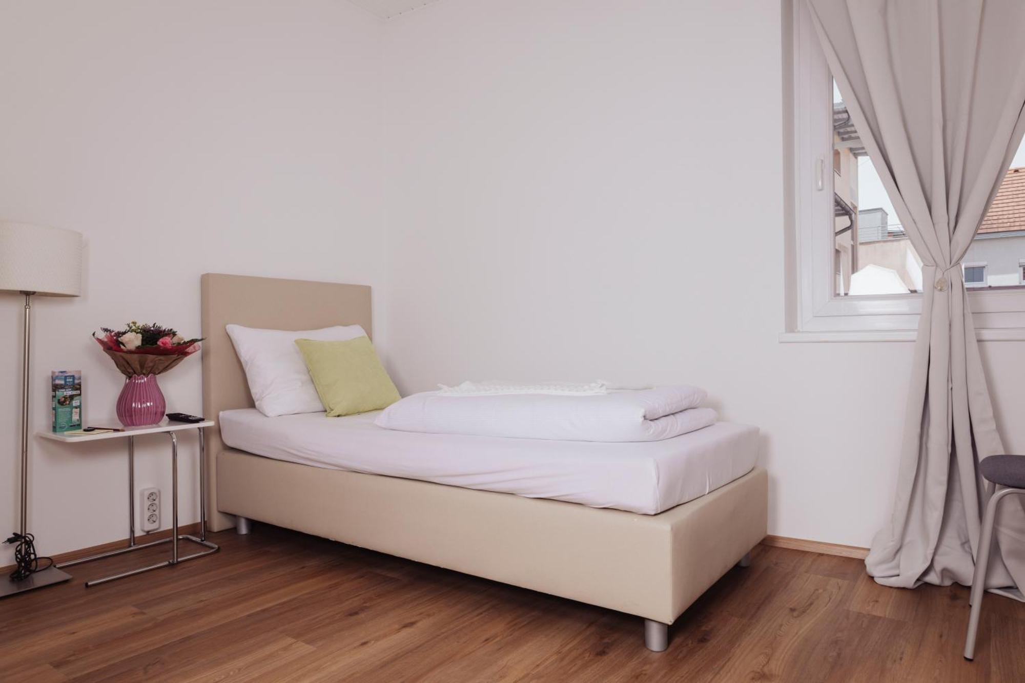 Cityhotel Am Domplatz Self-Checkin Klagenfurt am Woerthersee Bagian luar foto