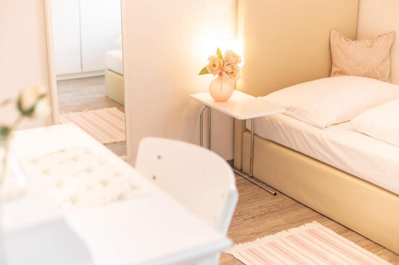 Cityhotel Am Domplatz Self-Checkin Klagenfurt am Woerthersee Bagian luar foto
